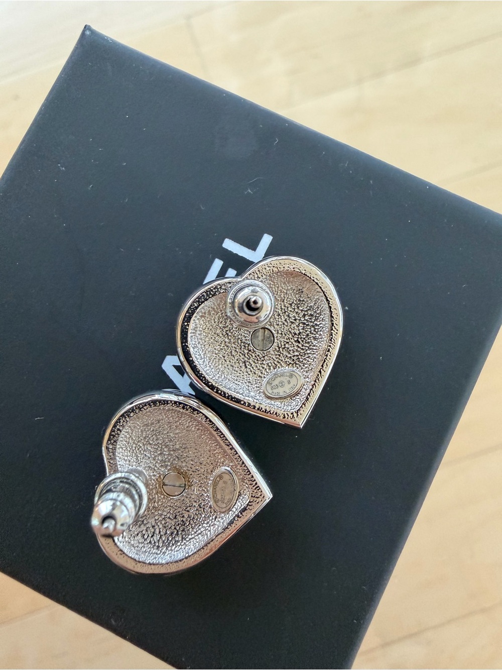 CHANEL Silver pearl heart Logo CC Crystal Earrings - Picture 9 of 10